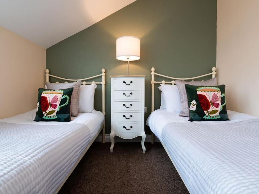 Huge 12 Bedroom Sleep 24 Luxury With 2 Hot Tubs Holiday home