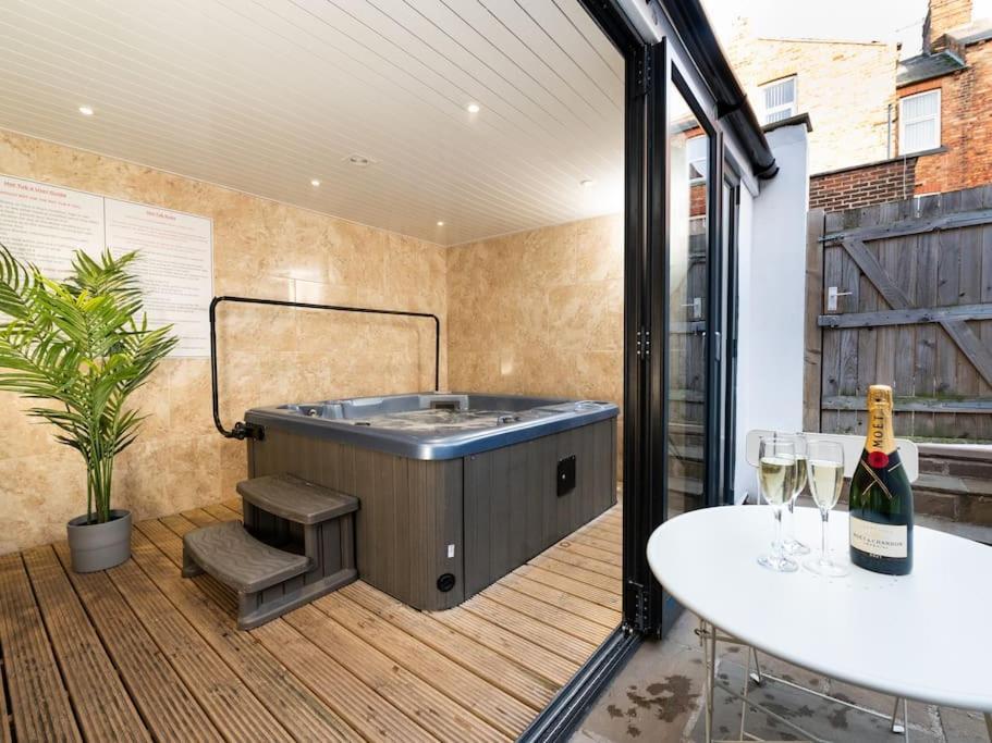 Holiday home Huge 12 Bedroom Sleep 24 Luxury With 2 Hot Tubs