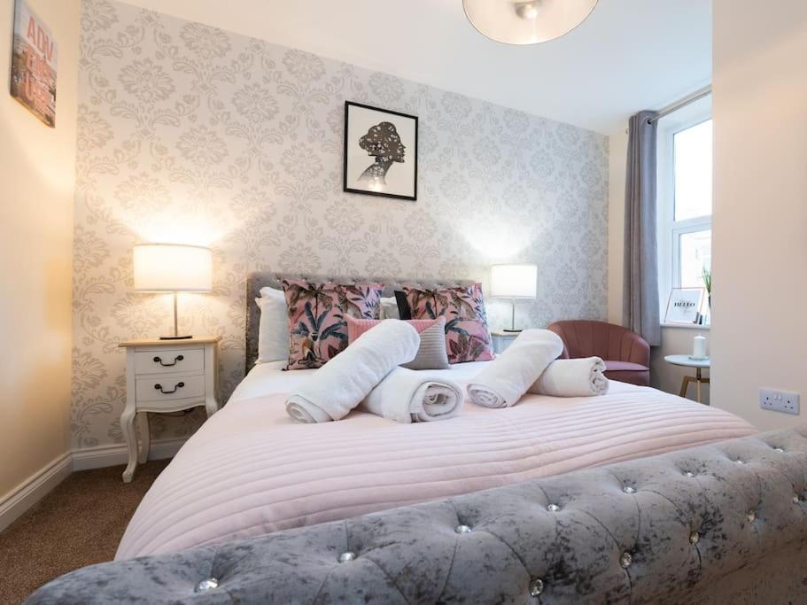 Huge 12 Bedroom Sleep 24 Luxury With 2 Hot Tubs Scarborough