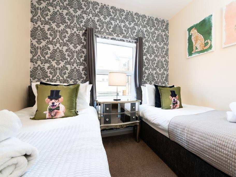 Huge 12 Bedroom Sleep 24 Luxury With 2 Hot Tubs Holiday home Scarborough