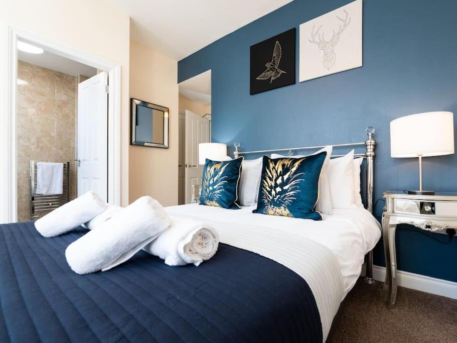 Huge 12 Bedroom Sleep 24 Luxury With 2 Hot Tubs Holiday home Scarborough